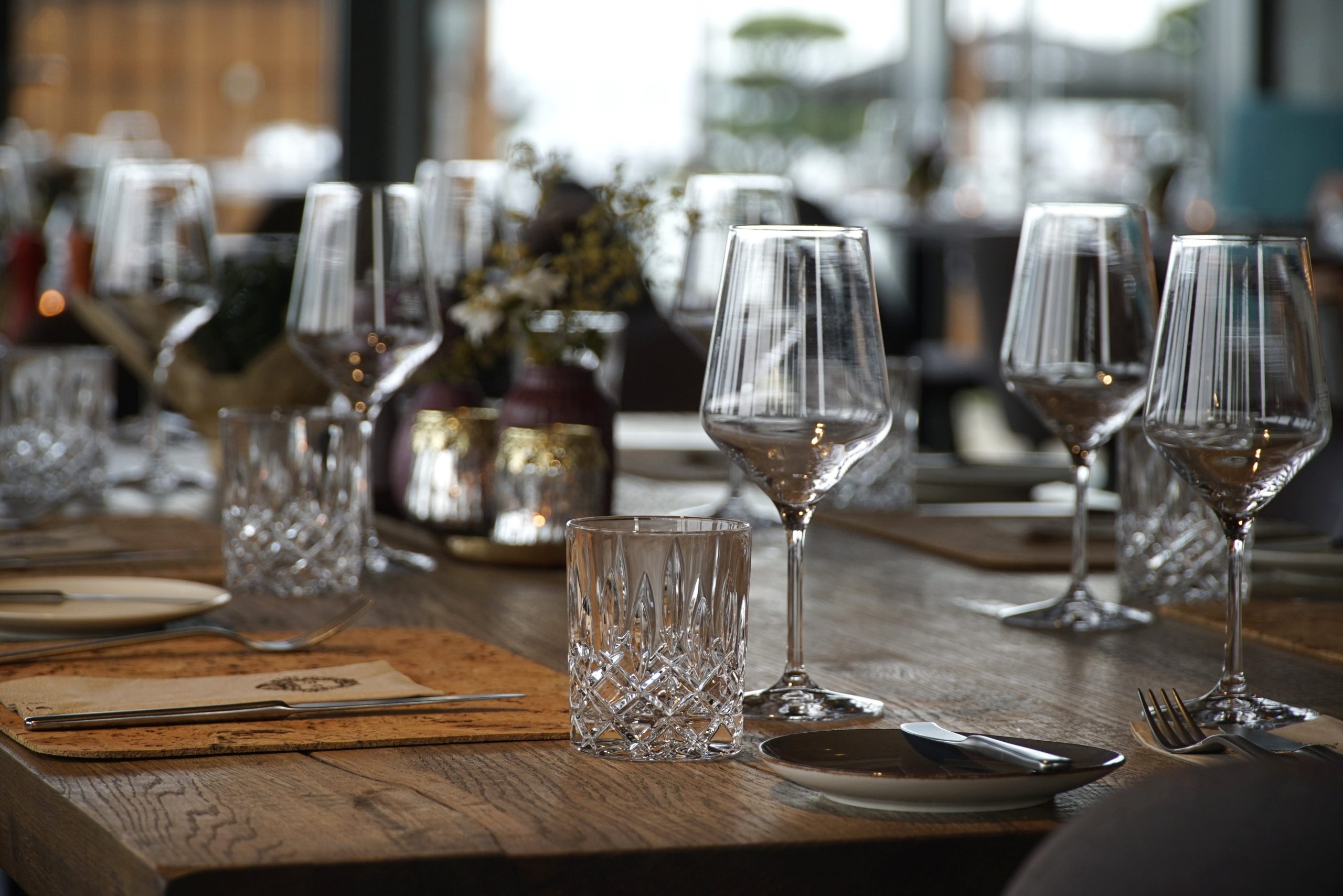 Verrerie de vins - table avec verres à vin